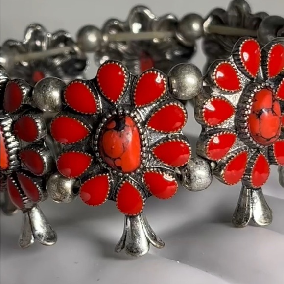 🌵 Southwestern Faux Coral Squash Blossom Stretch Bracelet Silver Tone Western - Picture 3 of 12